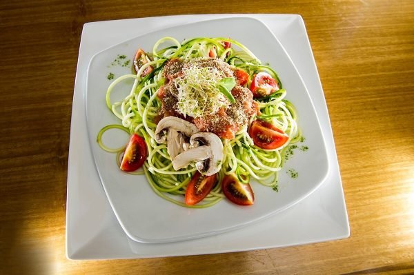 Mix de Hongos y tomates al Olivo C/ Spaghetti de Zucchini
