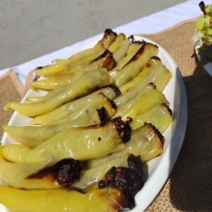 Ajíes rellenos de prietas, quesos y frutos secos